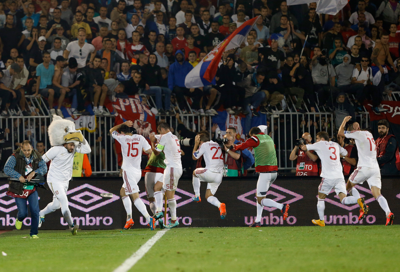 Illustration for article titled Un dron (y una bandera) causan el caos en el partido Serbia-Albania
